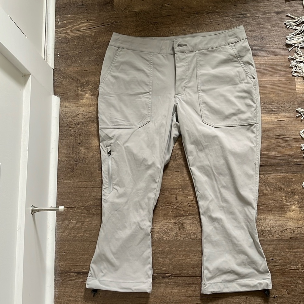 Columbia wind pants. Five pockets.  Button close with draw string. .Never worn.